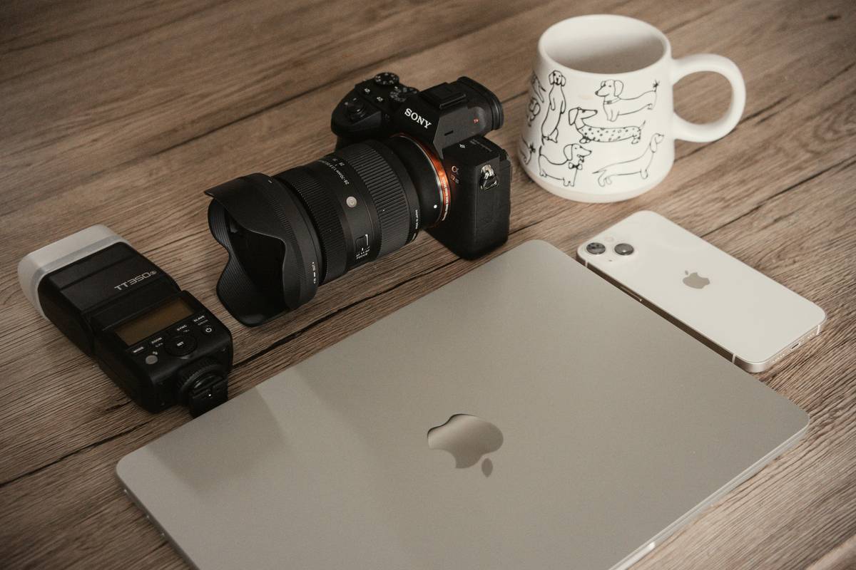 Comparison of top 25 tech gadgets used by online programming students in 2024