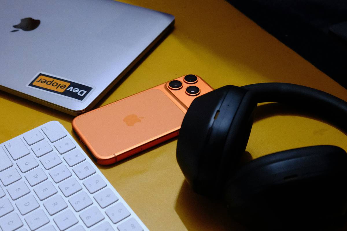tech gift guide site showing curated programming gadgets like mechanical keyboards, docking stations, and portable monitors